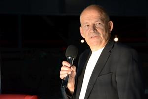 Kopřivnický designér Jiří Španihel při zahájení své aktuální výstavy rozdělené do obou místních tatrováckých muzeí. 
FOTO: DAVID MACHÁČEK