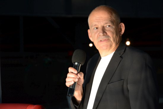 Kopřivnický designér Jiří Španihel při zahájení své aktuální výstavy rozdělené do obou místních tatrováckých muzeí. 
FOTO: DAVID MACHÁČEK