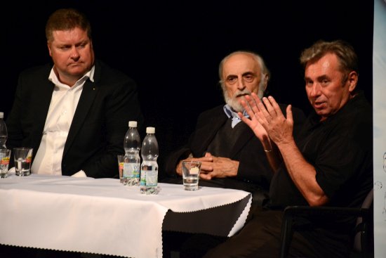 Besedy po předpremiéře dokumentu Osudová strela v kopřivnickém kině se účastnili zleva Pavel Lazar, Tomáš Sousedík a režisér snímku Martin Pátek.
FOTO: DAVID MACHÁČEK