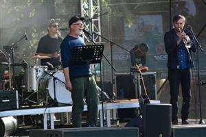 Hvězdou podvečerního programu Evropského svátku hudby byl Jaromír 69 s Letní kapelou, ale publikum dokázali do varu dostat i místní ZAhRADKAři.
FOTO: DAVID MACHÁČEK