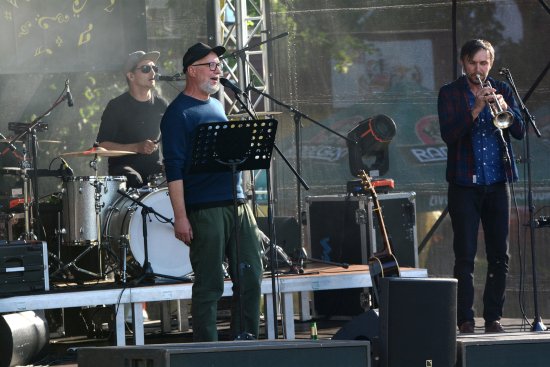 Hvězdou podvečerního programu Evropského svátku hudby byl Jaromír 69 s Letní kapelou, ale publikum dokázali do varu dostat i místní ZAhRADKAři.
FOTO: DAVID MACHÁČEK
