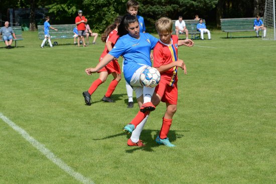 Družstvo Lubina–Vlčovice (hráčka vlevo) stála prohra s Frenštátem pod Radhoštěm vítězství v domácím turnaji Memoriálu Václava Migase.
FOTO: DAVID MACHÁČEK