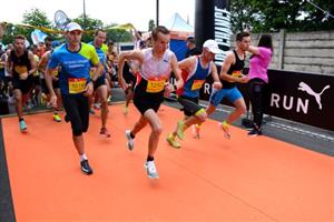 Kopřivničtí běžci měli při RunTour jedinečnou příležitost postavit se na start po boku jednoho z nejlepších českých vytrvalců Víta Pavlišty (č. 1252), který podle předpokladů závod na 10 km vyhrál.
FOTO: DAVID MACHÁČEK