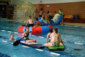 První z programů letošního ročníku prázdninového projektu Někdo ven??? se nakonec kvůli nejistému počasí uskutečnil na hladině krytého bazénu.
FOTO: D. MACHÁČEK