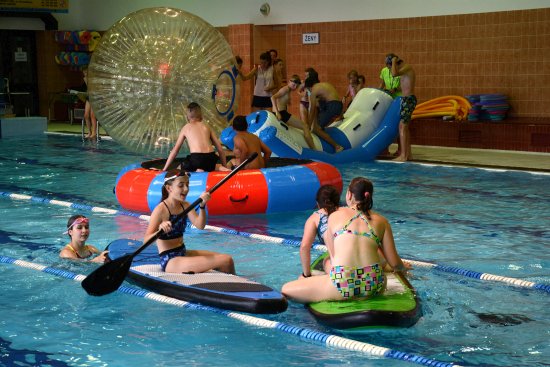 První z programů letošního ročníku prázdninového projektu Někdo ven??? se nakonec kvůli nejistému počasí uskutečnil na hladině krytého bazénu.
FOTO: D. MACHÁČEK