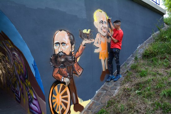 Výtvarník Hynek Tekula při práci na své další streetartové malbě v Kopřivnici. Aktuálně pracuje na muralu, který připomene jubilující osobnosti I. Šustaly a E. Zátopka.
FOTO: D. MACHÁČEK