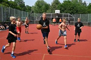 Nultý ročník turnaje ve streetballu se vydařil, kladné ohlasy zaznamenali pořadatelé ze strany účastníků i rodičů či dalších přihlížejících.
FOTO: KRISTINA ČABLOVÁ