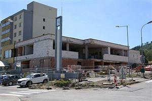 Stavba domova pro seniory na ulici Příčné pokračuje. Kraj jako investor a stavební firma vyjednávají o způsobu založení novostavby. Zatím probíhají úpravy někdejší stravovny.
FOTO: D. MACHÁČEK
