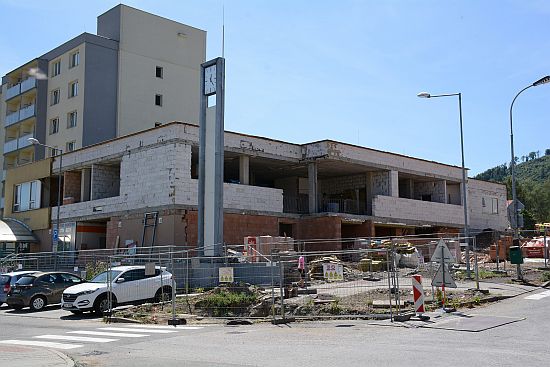 Stavba domova pro seniory na ulici Příčné pokračuje. Kraj jako investor a stavební firma vyjednávají o způsobu založení novostavby. Zatím probíhají úpravy někdejší stravovny.
FOTO: D. MACHÁČEK

