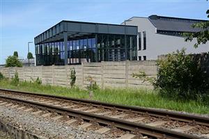 Nevzhledná betonová zeď oddělující železniční trať a prostor s Muzeem nákladních automobilů Tatra a výstavním depozitářem Slovenské strely bude zbourána.
FOTO: DAVID MACHÁČEK
