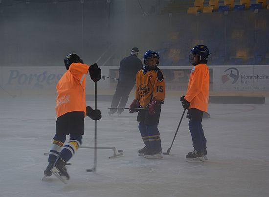 Se zamrazením plochy na kopřivnickém zimním stadionu se přesunula příprava na novou sezonu nejen hokejistů, ale i krasobruslařů na led.
FOTO: DANA HOĎÁKOVÁ
