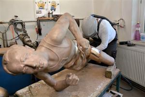V těchto dnech jsou realizovány poslední úpravy na bronzovém odlitku sochy Emila Zátopka pro Kopřivnici. Plastiku z dílny sochaře Jaroslava Brože odlili umělečtí slévači v Mníšku nedaleko Liberce.
FOTO: DAVID MACHÁČEK