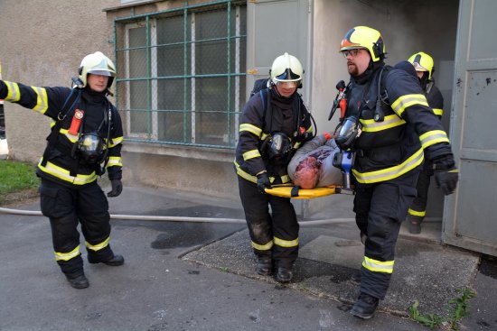 Čtyři jednotky hasičů se zúčastnily taktického cvičení, které proběhlo ve vyřazeném výměníku na ulici B. Smetany.
FOTO: DANA HOĎÁKOVÁ