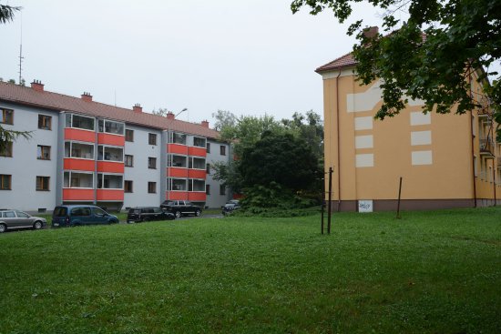 V prostoru s dávno zaniklým volejbalovým hřištěm na rohu ulic Zdeňka Buriana a Javorové má za měsíc začít růst parkoviště s kapacitou 24 míst.
FOTO: DAVID MACHÁČEK