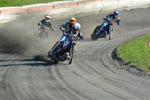 Odchovanec kopřivnické ploché dráhy Jan Macek (v popředí) opět po pauze osedlal závodní stroj a na domácí dráze obsadil třetí místo.
FOTO: DAVID MACHÁČEK