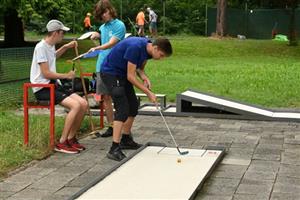 Kopřivnickému minigolfistovi se sobotní domácí turnaj nadmíru vydařil, čtyři kola zahrál na 99 ran, tedy v průměru 24,75 na kolo.
FOTO: KRISTINA ČABLOVÁ