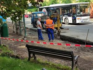 Úroveň autobusové zastávky na ulici Obránců míru se má kvůli snazšímu nástupu snížit o osm centimetrů.
FOTO: DAVID MACHÁČEK