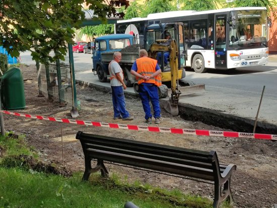 Úroveň autobusové zastávky na ulici Obránců míru se má kvůli snazšímu nástupu snížit o osm centimetrů.
FOTO: DAVID MACHÁČEK