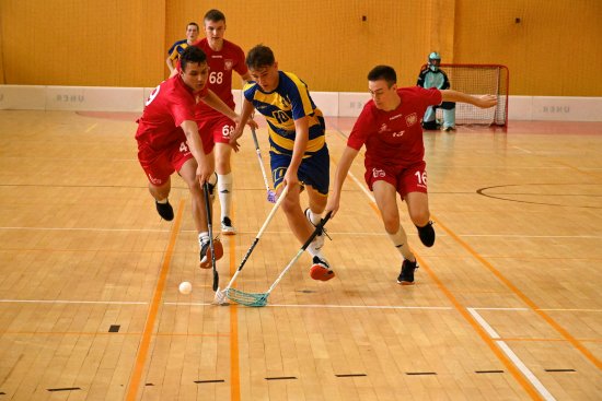 V prvním zápase Ťopkova florbalového turnaje se utkali domácí s týmem Polska U17. V něm  stejně jako v dalších zápasech soupeře porazili, a pohár tak zůstal doma.
FOTO: D. MACHÁČEK