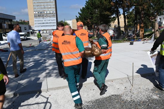 Před týdnem došlo k instalaci sochy Emila Zátopka v centru města. Slavnostní odhalení proběhne příští pátek.
FOTO: DAVID MACHÁČEK