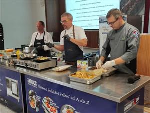 Den před začátkem nového školního roku gastronomičtí profesionálové z několika oborů školili personál místních školních kuchyní. Tématem semináře byly moderní způsoby přípravy jídla i úspory energií.
FOTO: DAVID MACHÁČEK