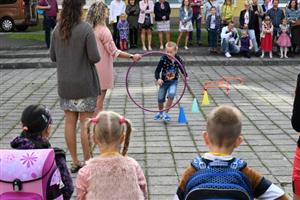 Absolvováním symbolické překážkové dráhy a skokem přes obruč vstupovali do základní školy prvňáčci ze ZŠ 17. listopadu.
FOTO: DAVID MACHÁČEK