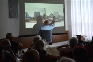 Beseda Pamatuješ? Aneb Kopřivnice je tvůj příběh přivedla do Katolického domu několik desítek lidí, kteří vzpomínali u srovnání současných a historických fotografií.
FOTO: DAVID MACHÁČEK