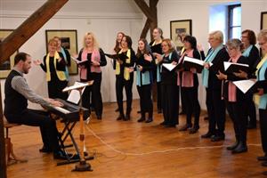 Pěvecké sdružení Kopřivnice v neděli jubilejním koncertem oslavilo sté výročí svého založení. Kromě úprav lidových písní z pera uznávaných skladatelů posluchači slyšeli i transkripce popových písní.
FOTO: DAVID MACHÁČEK