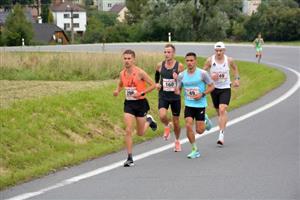 Nedlouho po startu se na čele závodu oddělila čtyřčlenná skupina, v níž byl i vítěz Roman Adamovich (č. 160).
FOTO: DAVID MACHÁČEK