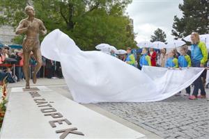 V pátek 16. září krátce před půl pátou odpoledne byla slavnostně odhalena socha Emila Zátopka v centru města. Čestný úkol poprvé ukázat sochu veřejnosti připadl malým atletkám z klubu nesoucího Zátopkovo jméno.
FOTO: DAVID MACHÁČEK