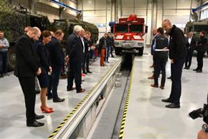 Součástí investice do nového zákaznického centra bylo i vybudování nové servisní haly. Celková investice dosáhla bezmála 80 milionů korun.
FOTO: DAVID MACHÁČEK