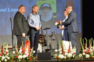 V úvodu oceňování sportovních osobností došlo na předání titulu Významná osobnost města Karlu Lopraisovi. Převzala jej vdova po slavném závodníkovi Danuše Lopraisová a jejich synové.