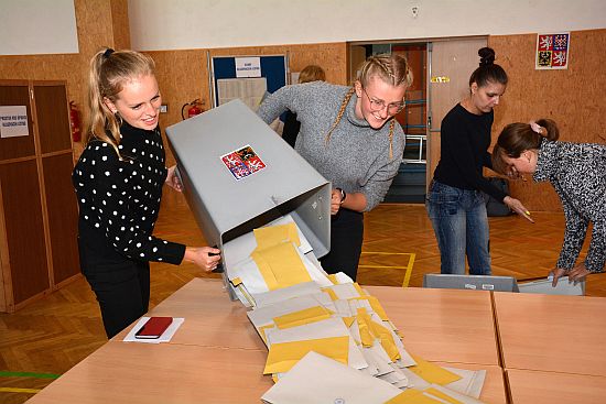Volební okrsek č. 18, který se nachází v Základní škole v Lubině, se přemístil z bývalého domu zahrádkářů do tělocvičny. Nejen členové volební komise, ale ani lidé, kteří chtějí volit, se dočkali většího prostoru.
FOTO: DAVID MACHÁČEK
