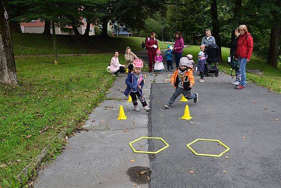 V rámci Veselé olympiády plnily děti osm disciplín. Většina se zapojila do výzvy uběhnout společně Zátopkův ‘maraton’, což se podařilo.
FOTO: D. HOĎÁKOVÁ
