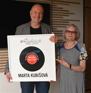 Cenu Zdeňka Petra za mimořádný přínos dobré hudbě převzala už v předstihu zpěvačka Marta Kubišová, kterou připomene úvodní koncert Aerovka Jazz Festu.
FOTO: KAMILA VONDROVÁ