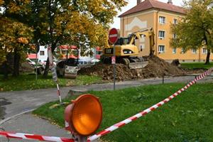 Výstavba parkoviště na rohu ulic Zdeňka Buriana a Javorové začala minulý týden zemními pracemi. Nová odstavná plocha bude k dispozici v polovině prosince.
FOTO: DAVID MACHÁČEK