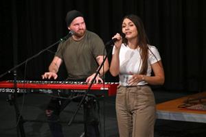 Zpěvačka Kateřina Marie Tichá, koncertující s kapelou BandJeez, dokázala v kinosále kulturního domu vytvořit atmosféru, jaká není u koncertů k sezení příliš obvyklá.
FOTO: DAVID MACHÁČEK