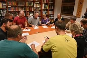 Jedenáct nově zvolených zastupitelů v pondělí 17. 10. večer podepsalo v centru Vanaivan nejen koaliční smlouvu, ale také programové prohlášení nové městské rady.
FOTO: DAVID MACHÁČEK