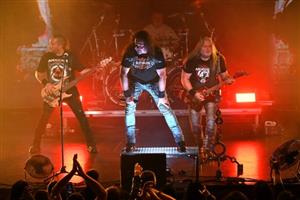 Arakain se zpěvákem Janem Toužimským zahájil v kopřivnickém kulturním domě podzimní část výročního turné, kterým fanouškům připomíná čtyřicátiny kapely.
FOTO: D. MACHÁČEK