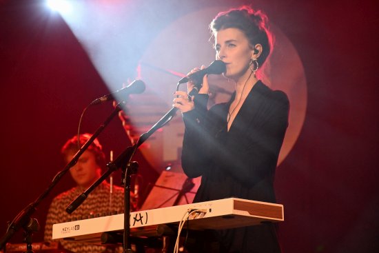 Program druhého ročníku Aerovka Jazz Festu uzavřelo v sobotu v noci jedno z mála podzimních vystoupení hudebního projektu Floex se zpěvačkou Sárou Vondráškovou.
FOTO: DAVID MACHÁČEK