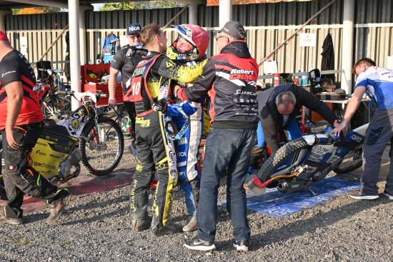 Jezdci reprezentující plochou dráhu Slaný oslavují svůj triumf v mistrovství republiky dvojic, kterého dosáhli v sobotu 8. října na kopřivnickém oválu.
FOTO: DAVID MACHÁČEK
