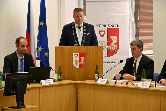 Adam Hanus několik okamžiků po svém zvolení do funkce starosty města Kopřivnice oznamuje základní programové priority nové koalice. Následovala ještě volba místostarostů a radních.
FOTO: DAVID MACHÁČEK