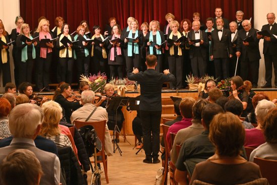 Pěvecké sdružení Kopřivnice při slavnostním koncertu v Katolickém domě spojilo své síly se zdejším komorním orchestrem.
FOTO: D. MACHÁČEK