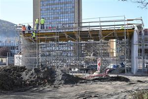 Tento týden došlo na betonování stropní desky Lašské brány, která má být hlavním ozvláštňujícím prvkem nově rekonstruovaného centra Kopřivnice.
FOTO: DAVID MACHÁČEK