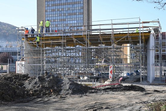 Tento týden došlo na betonování stropní desky Lašské brány, která má být hlavním ozvláštňujícím prvkem nově rekonstruovaného centra Kopřivnice.
FOTO: DAVID MACHÁČEK