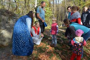 Odpoledne o státním svátku využila řada rodin, které se vydaly se svými dětmi na Strašidla na Šostýně, kde se při plnění soutěžních disciplín příjemně bavily.
FOTO: DANA HOĎÁKOVÁ
