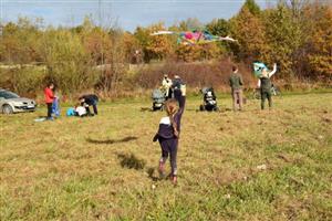 Tradiční Drakiáda přilákala do prostoru u kynologického cvičiště mnoho lidí, kteří si společně s dětmi užili slunečné odpoledne.
FOTO: DANA HOĎÁKOVÁ
