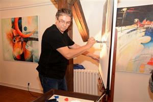 Kopřivnický výtvarník a ředitel zdejší ZUŠ Zd. Buriana zítra zahájí výstavu svých obrazů  v galerii novojičínské Staré pošty.
FOTO: DAVID MACHÁČEK