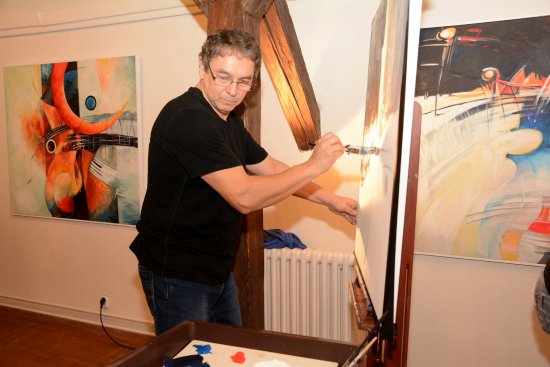 Kopřivnický výtvarník a ředitel zdejší ZUŠ Zd. Buriana zítra zahájí výstavu svých obrazů  v galerii novojičínské Staré pošty.
FOTO: DAVID MACHÁČEK