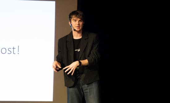 Karel Kovář alias Kovy přednášel kopřivnickým školákům na půdě místního kulturního domu.
FOTO: KATEŘINA HOLUBOVÁ